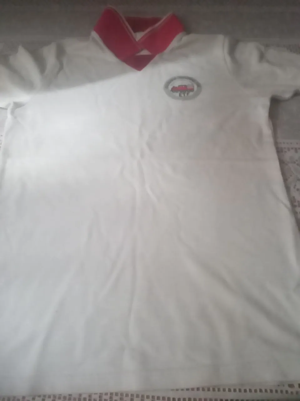 Camisa Uniforme Branca com Detalhes Vermelhos