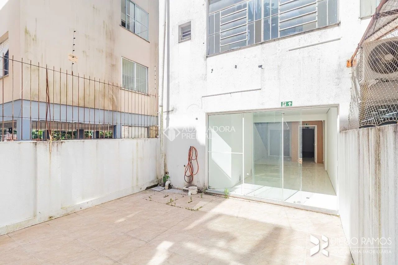 Loja Comercial Reformada para Locação - 2 Andares + Vitrine de Vidro - Foto 13