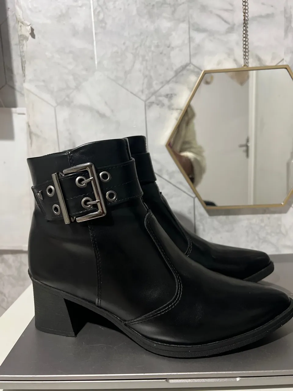 Bota Preta com Fivela