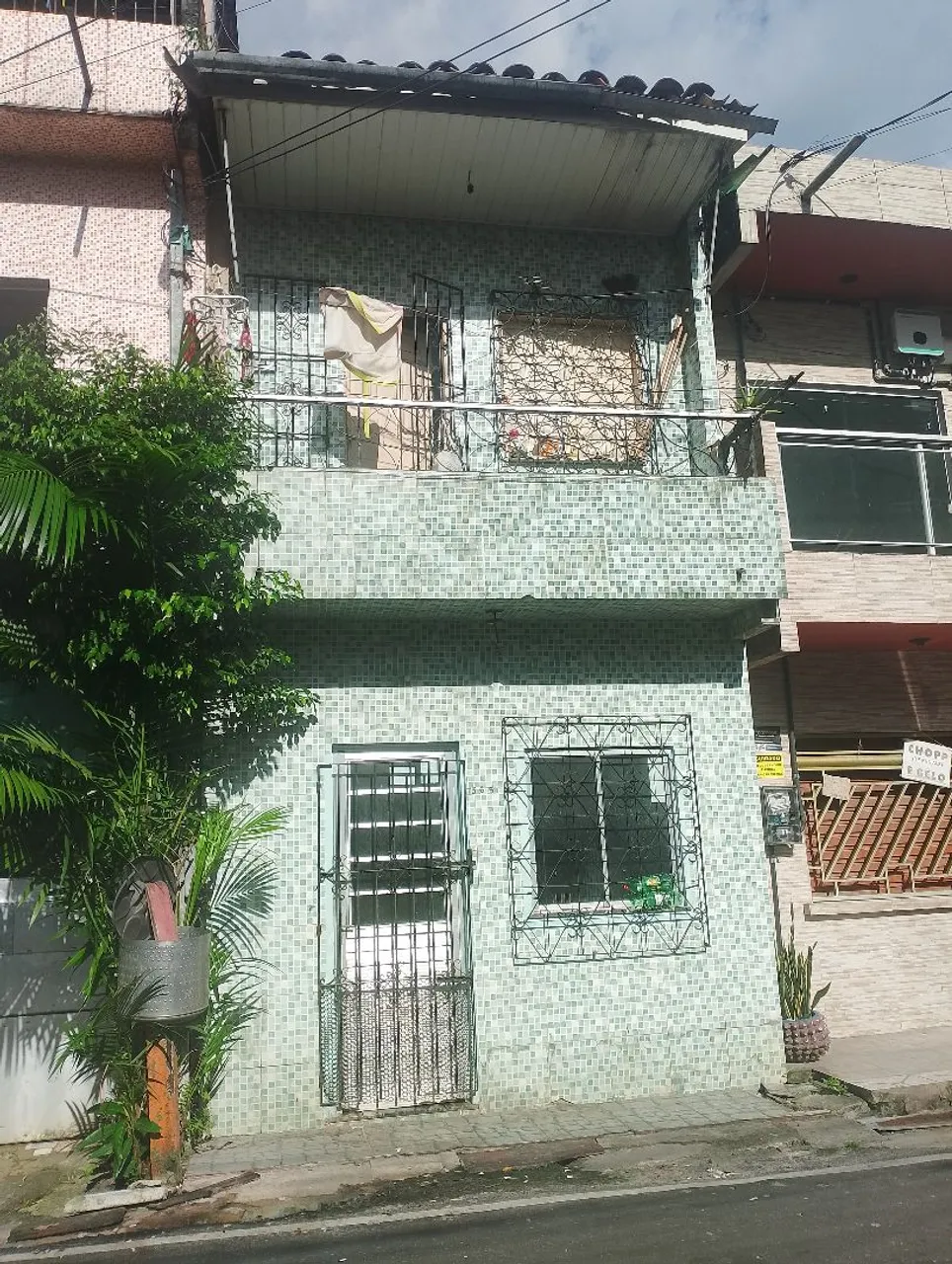 CASA DE 2 ANDARES PEQUENA PRA VENDER ATRÁS DO CASTANHEIRA