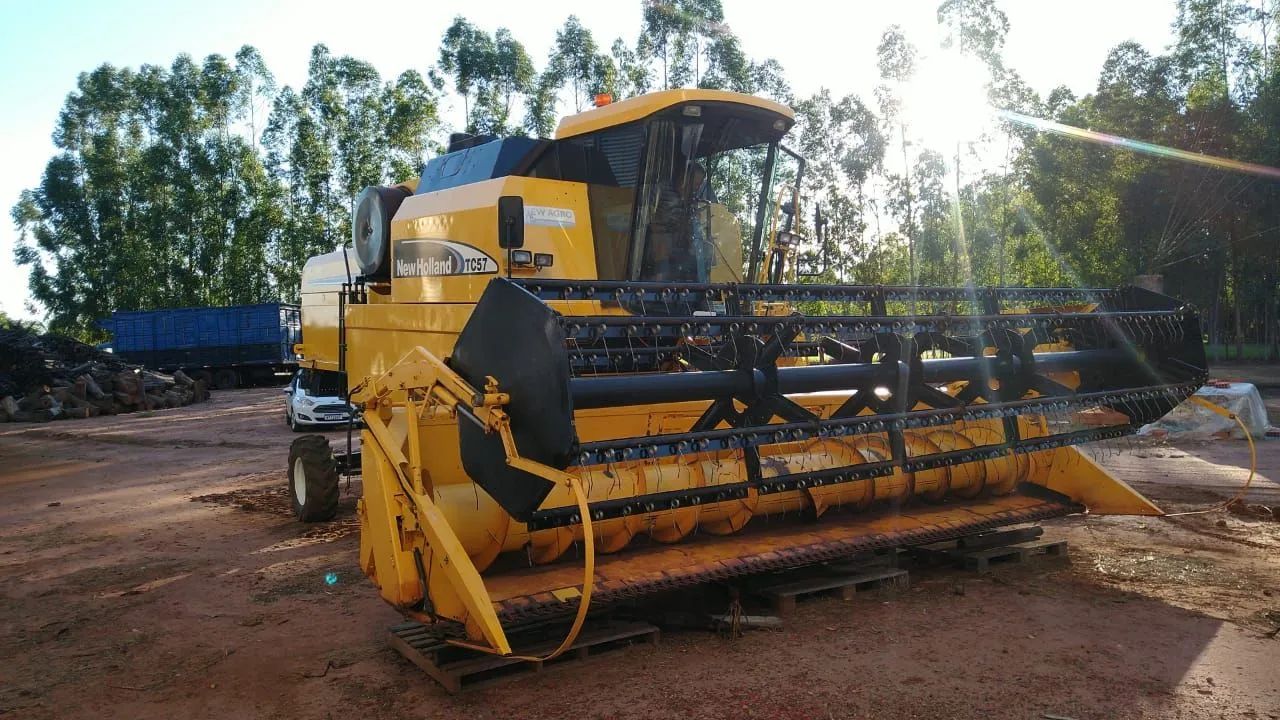 Colheitadeira New Holland TC57 ano 2008 com plataforma de soja 19 pés  - Foto 3