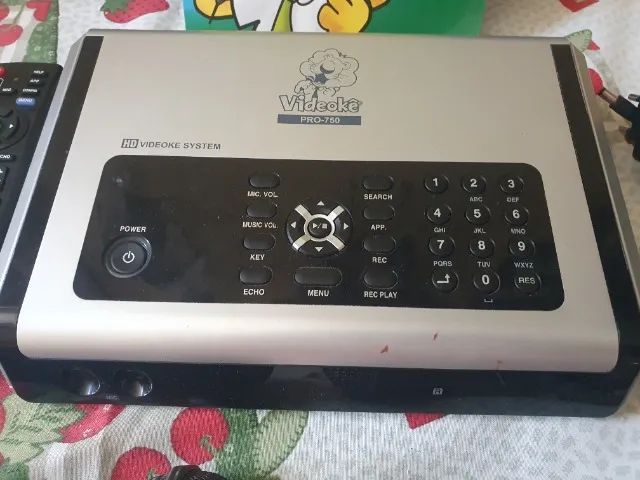 Videokê Raf 750 Pro com 2 microfones,120 musicas, controle e guia - Bivolt - Foto 2