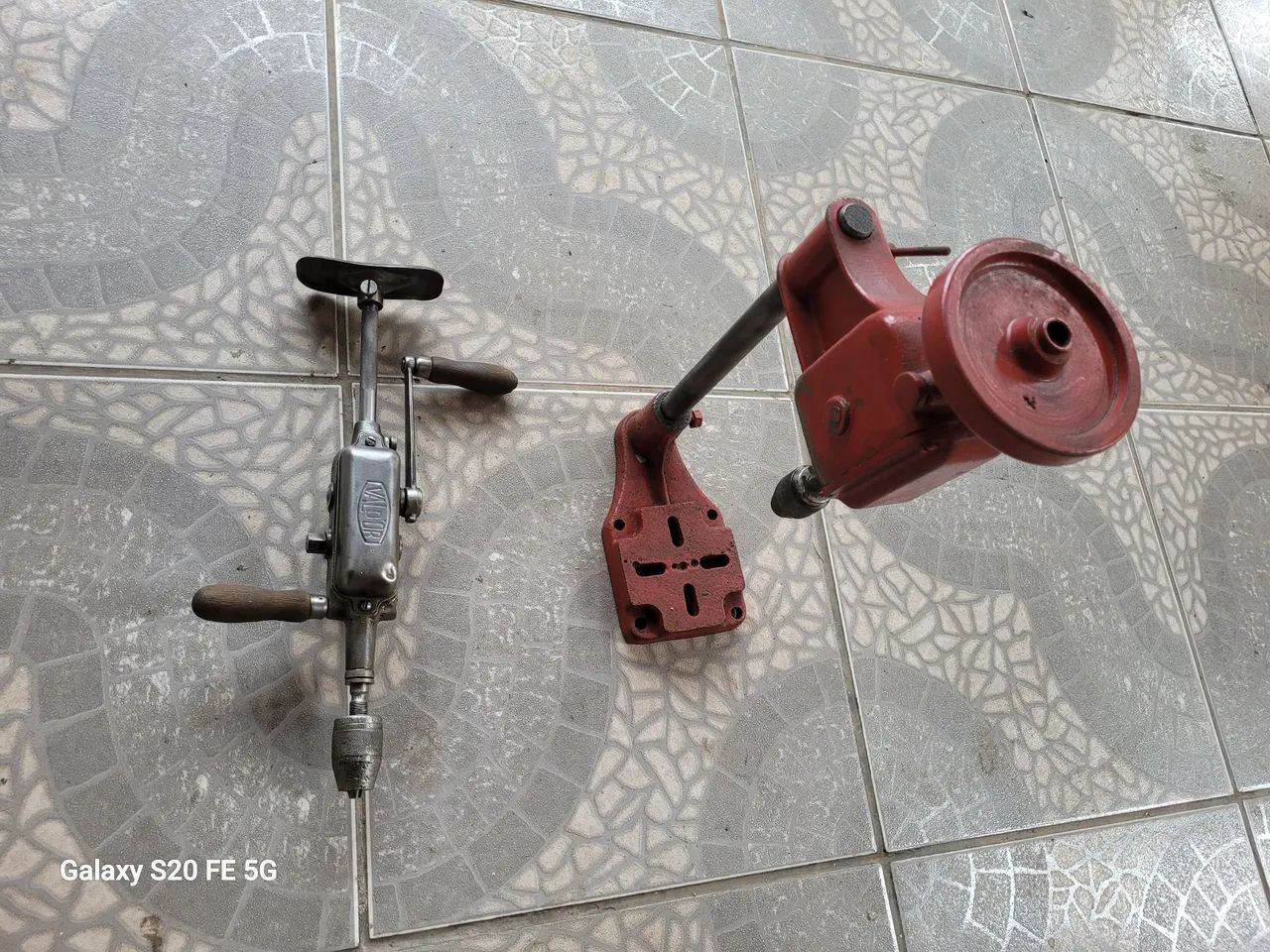 FURADEIRA MANUAL E FURADEIRA DE BANCADA MANUAL ANTIGA. - Foto 2