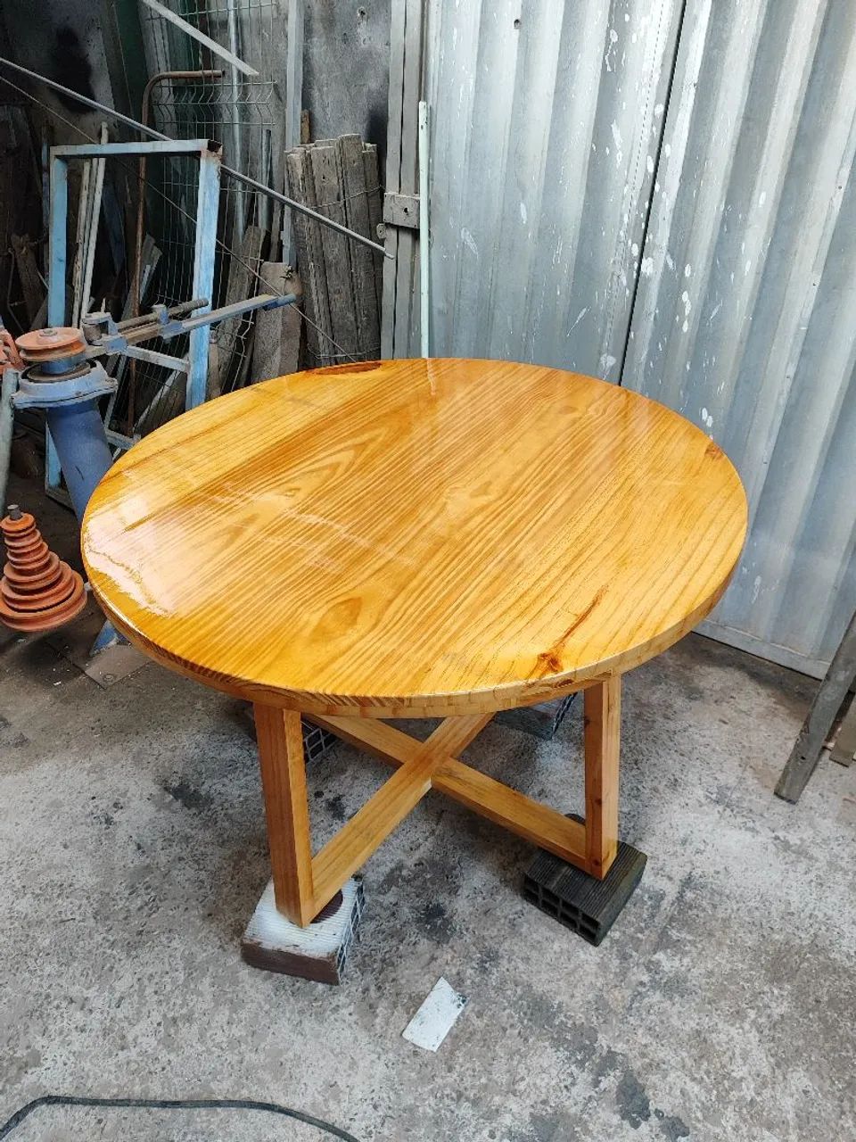 Mesa redonda de madeira maciça