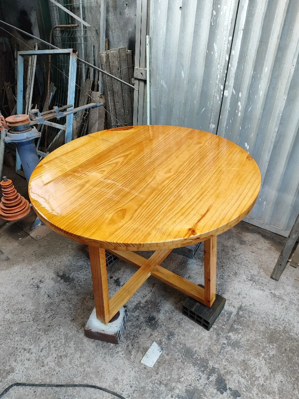 Mesa redonda de madeira maciça