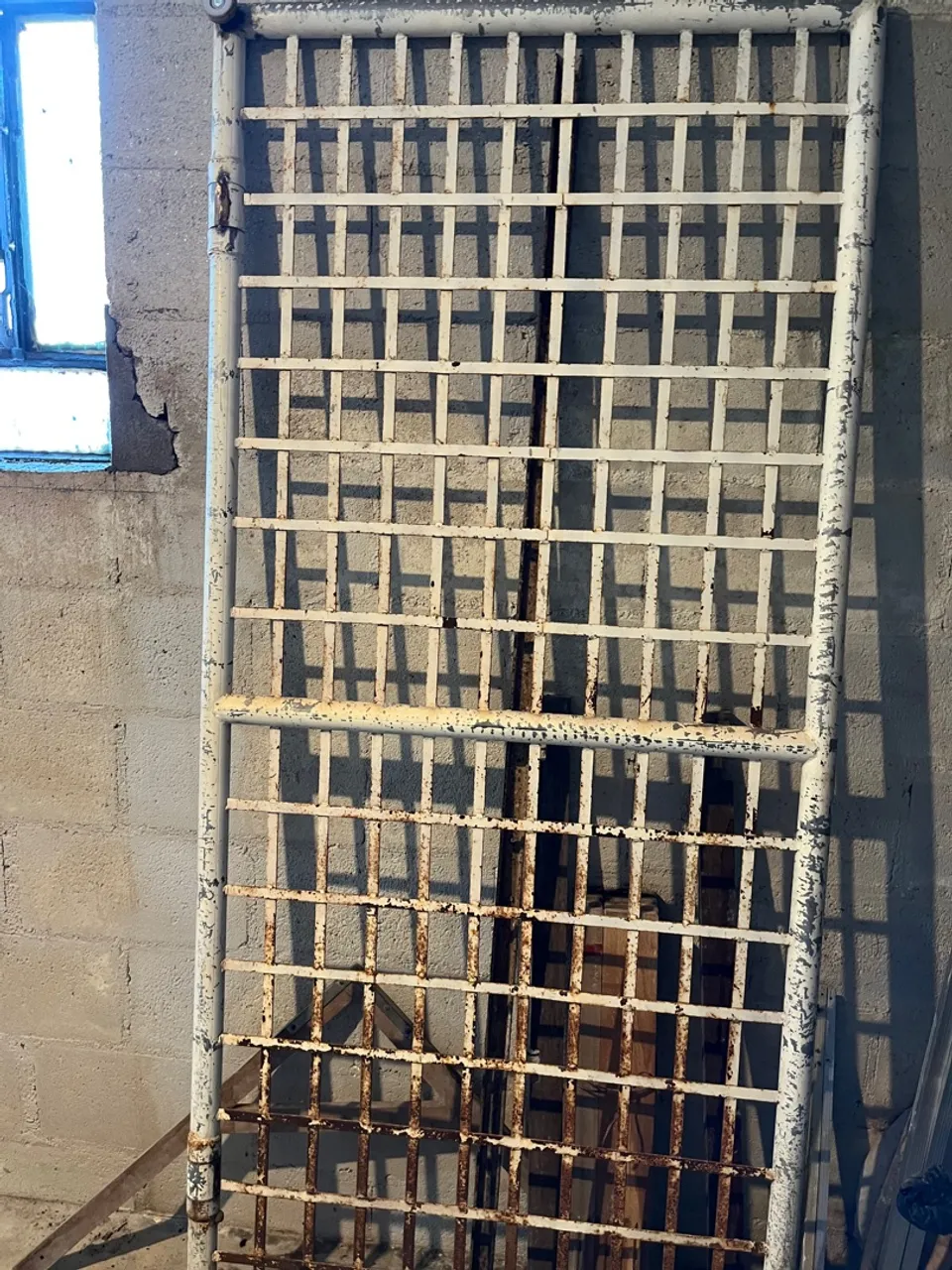 Portão usado feito em tubo galvanizado de 40 mm.,