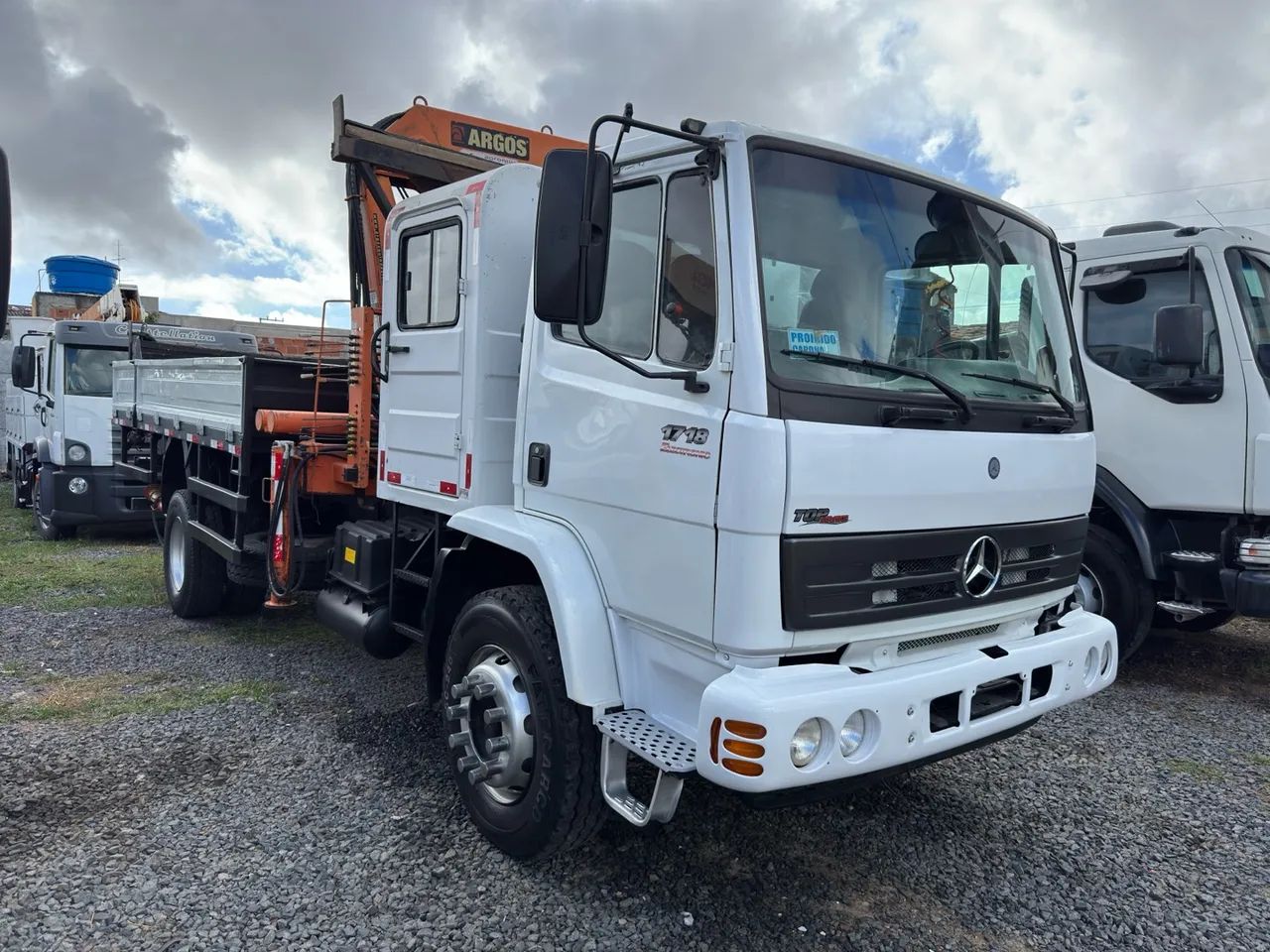 Caminhão Mercedez 1718 munck 20 toneladas