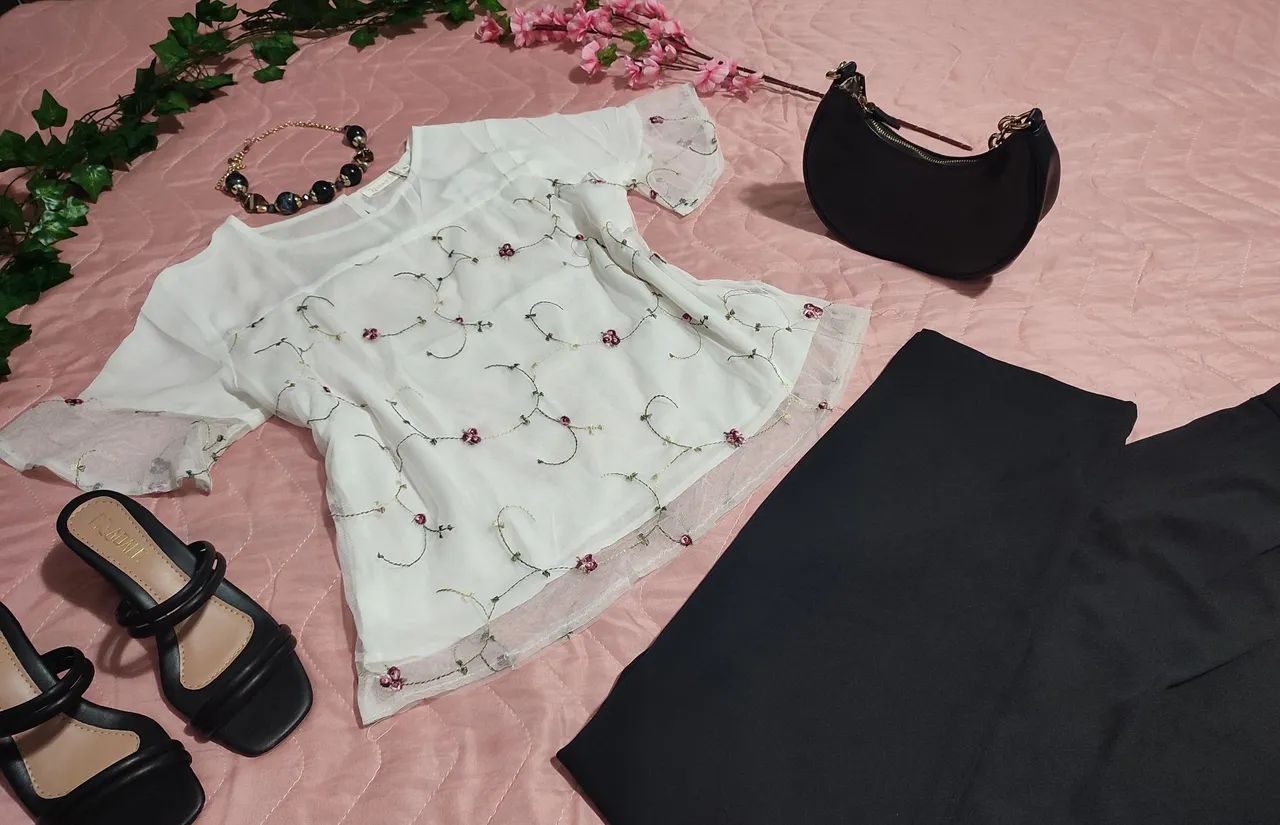 Blusa Feminina de Crepe com Tule Bordado Importada  - Foto 3
