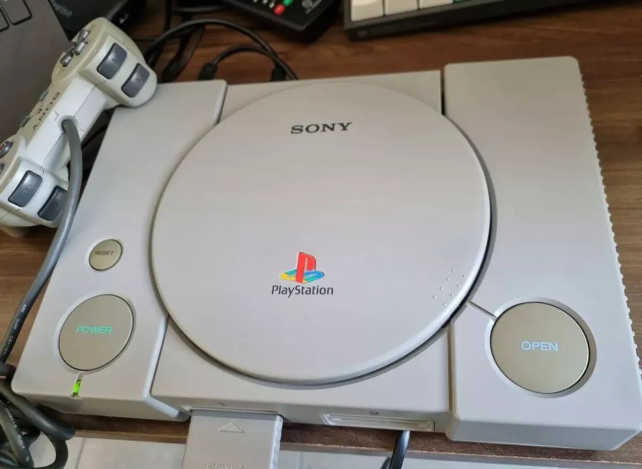 Playstation 1 com controle e cabos - Foto 2