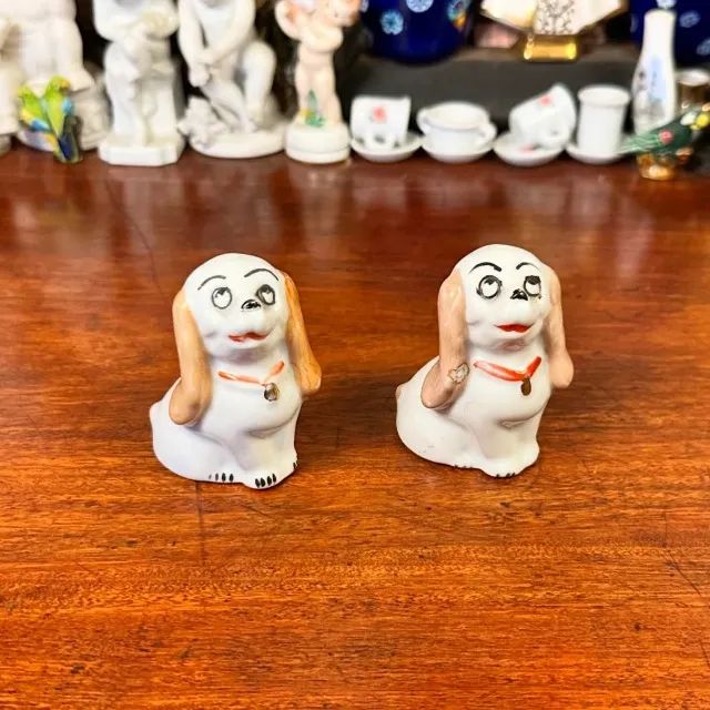 Par de encantadores bibelôs antigos em porcelana.