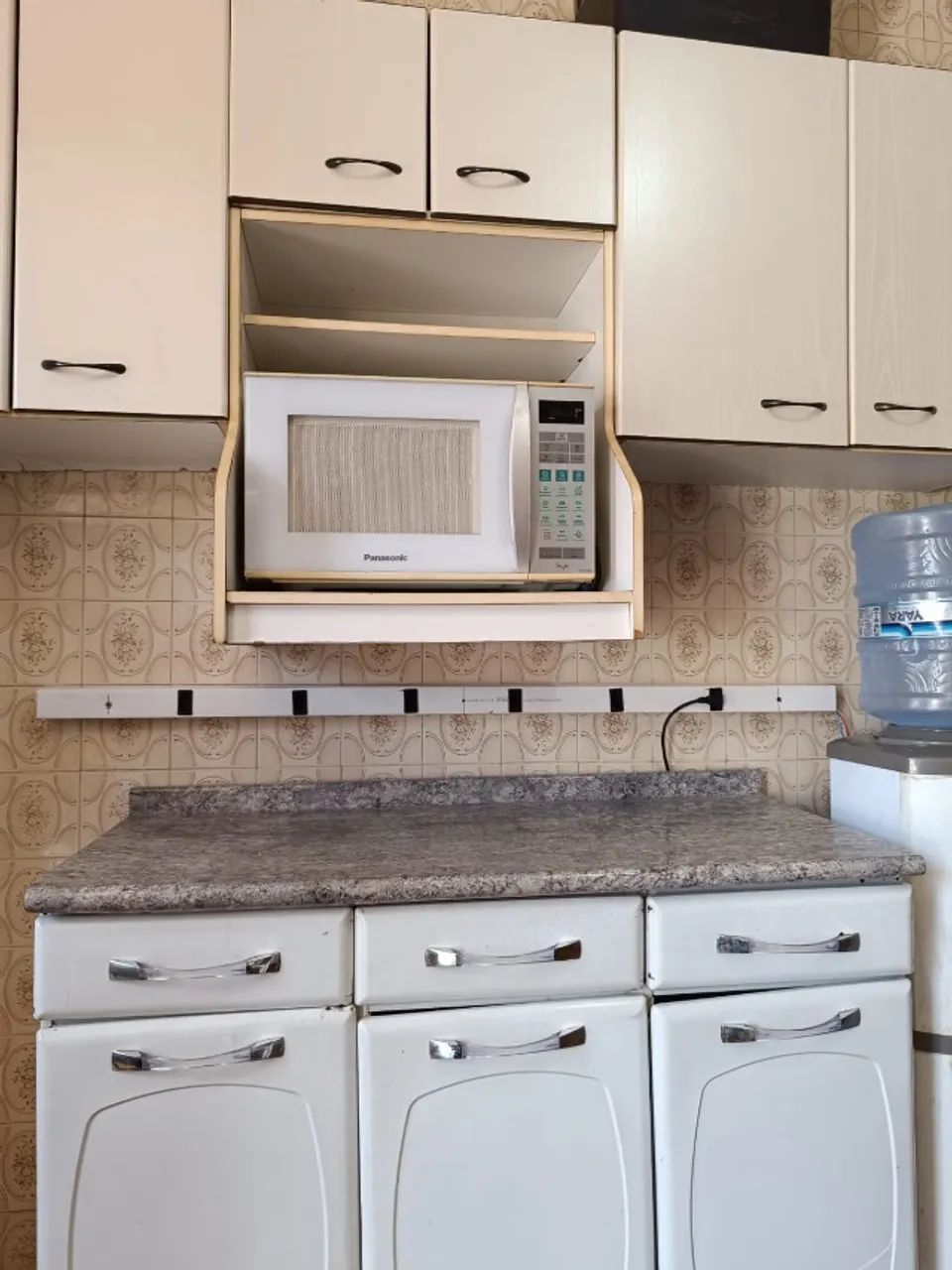 Régua de Tomadas 1,5m de Comprimento 4 Tomadas 10A e 1 Tomada 20A