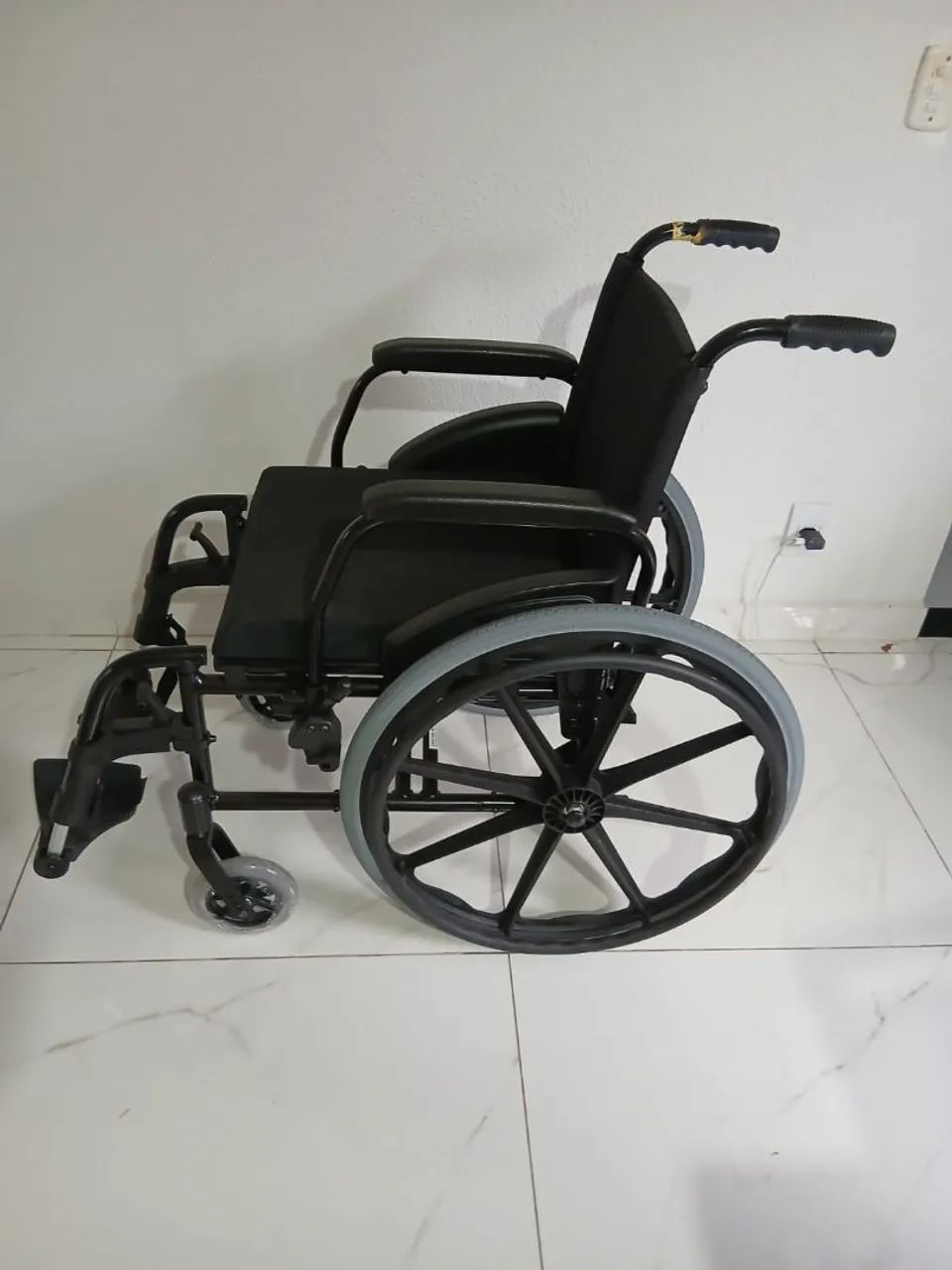 Vendo cadeira de rodas nova