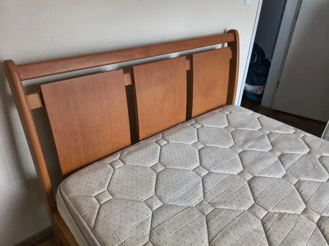 Cama de Casal em Madeira + Colchão de molas