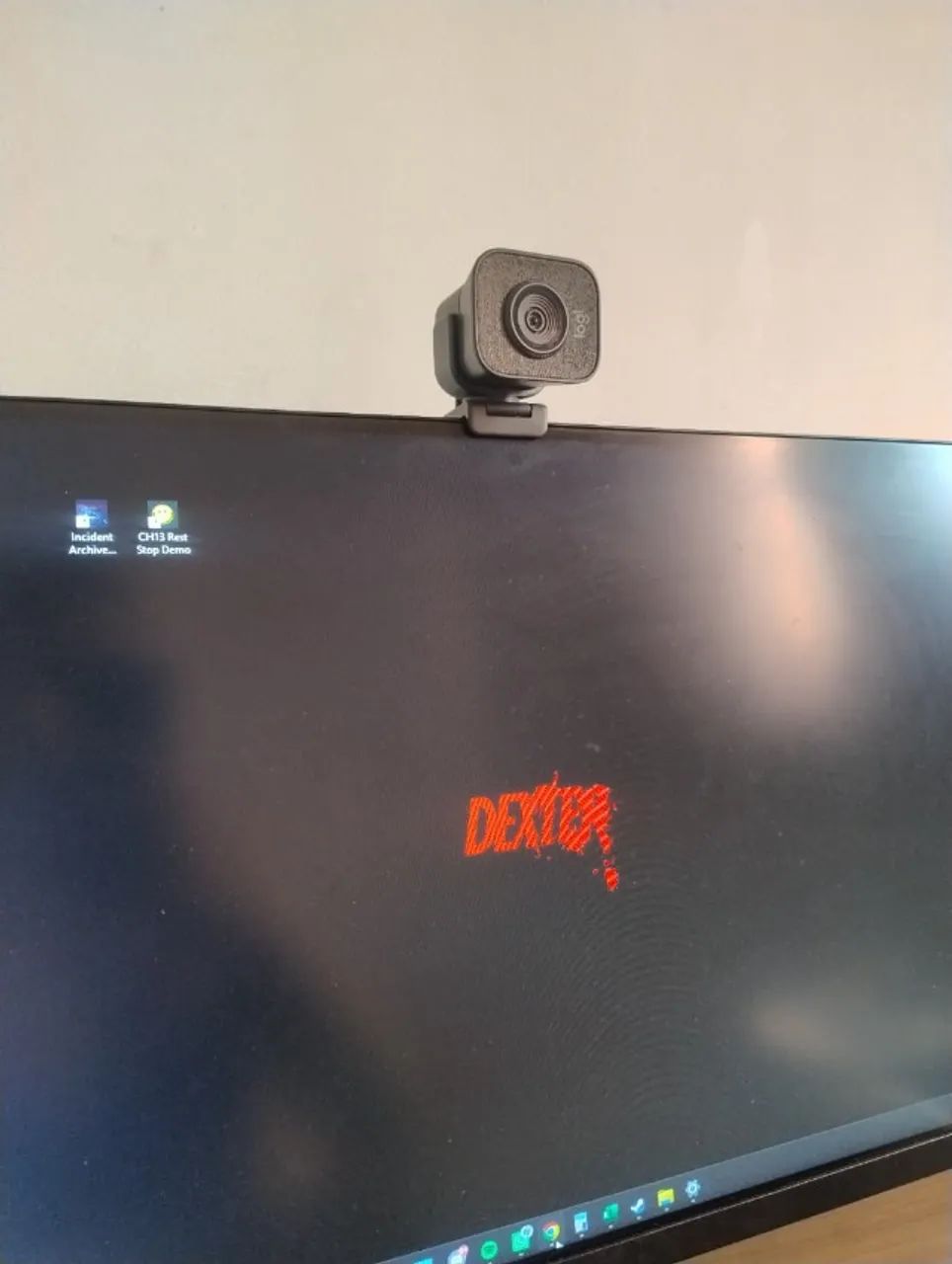 WEBCAM STREAMCAM PLUS - LOGITECH COM TRIPÉ E SUPROTE PARA MONITOR - Foto 4
