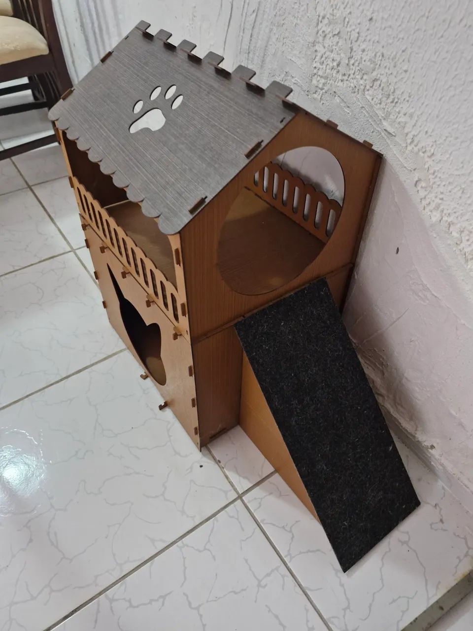 Casinha de madeira para gatos com arranhador desmontada casa pra gato