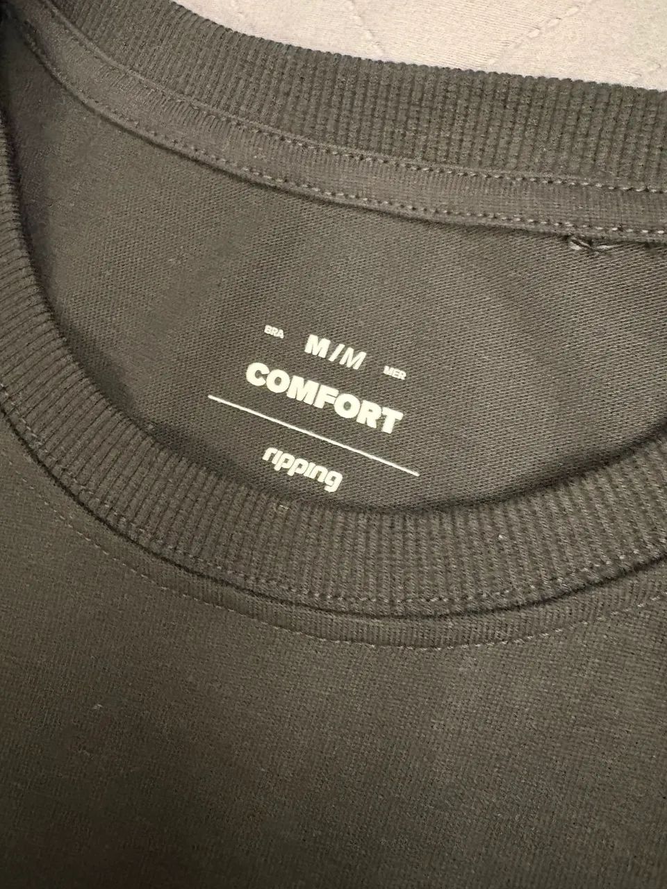 Camisa preta bolso confort M RENNER - Foto 2