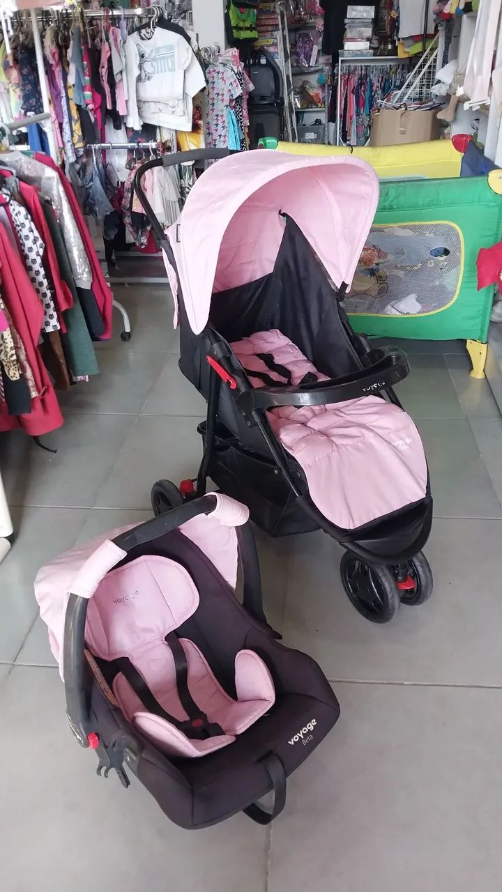 Carrinho com bebe conforto voyage