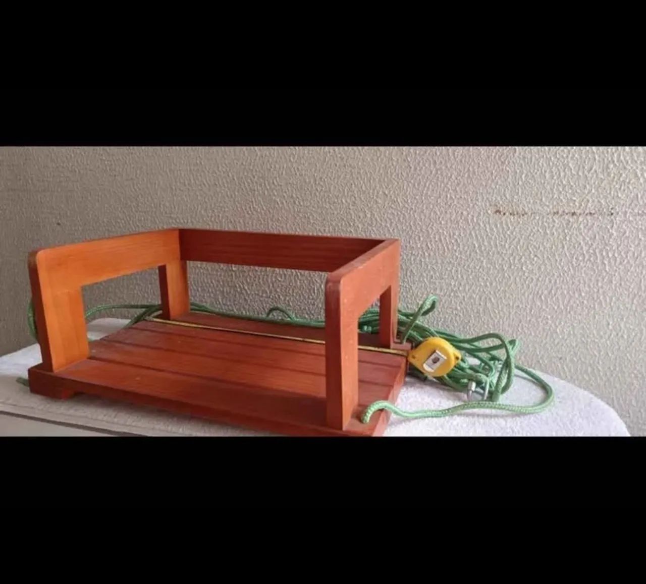 Balanço de madeira com corda 