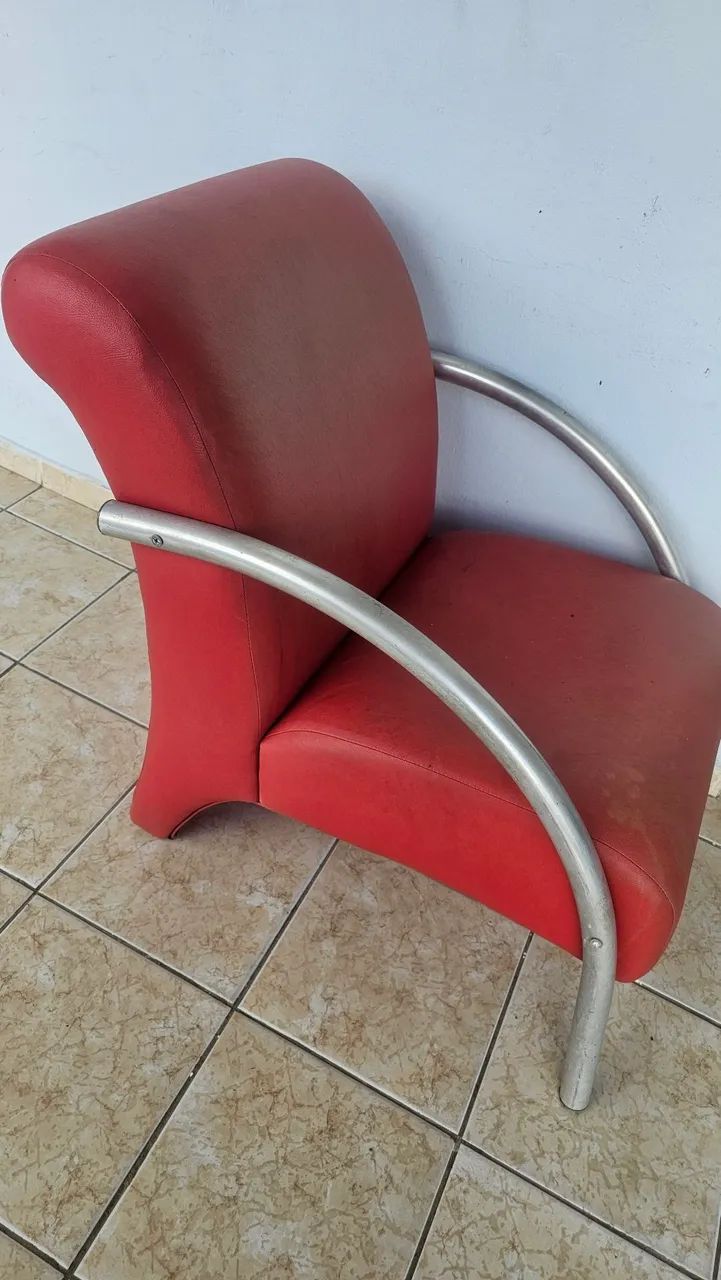 Poltrona em couro falso 