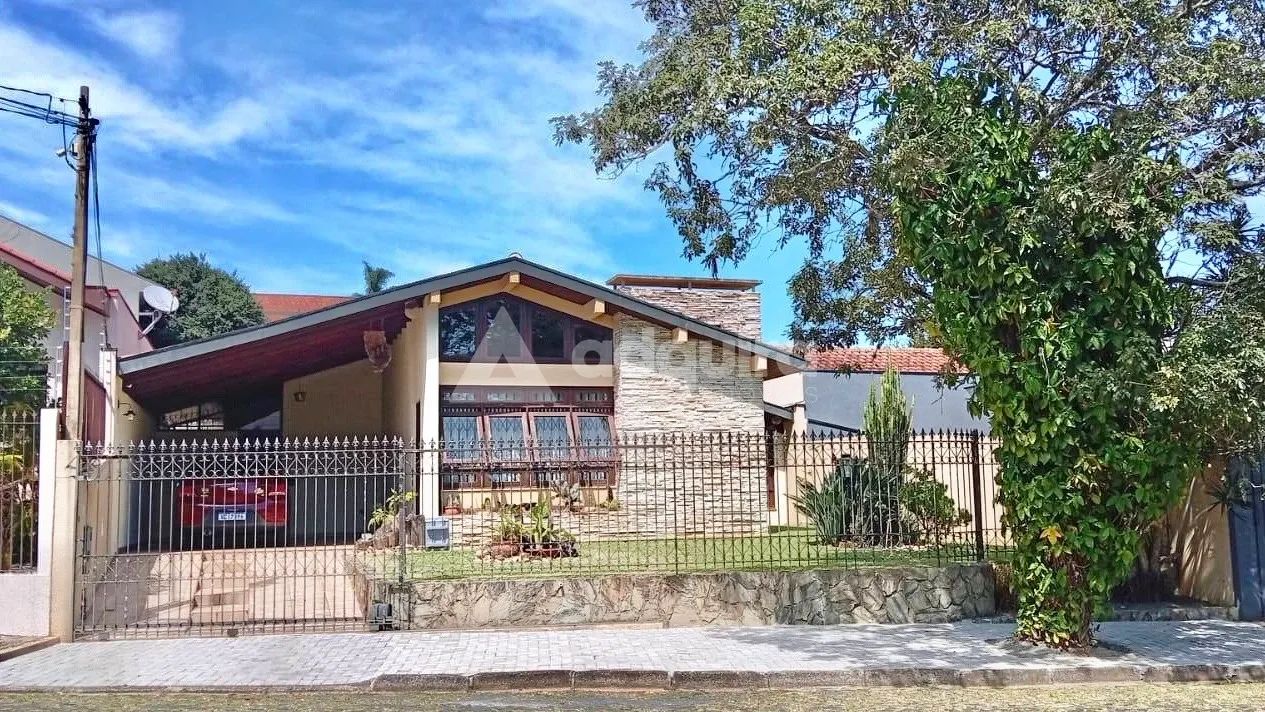Casa térrea com amplo quintal e espaço de lazer
