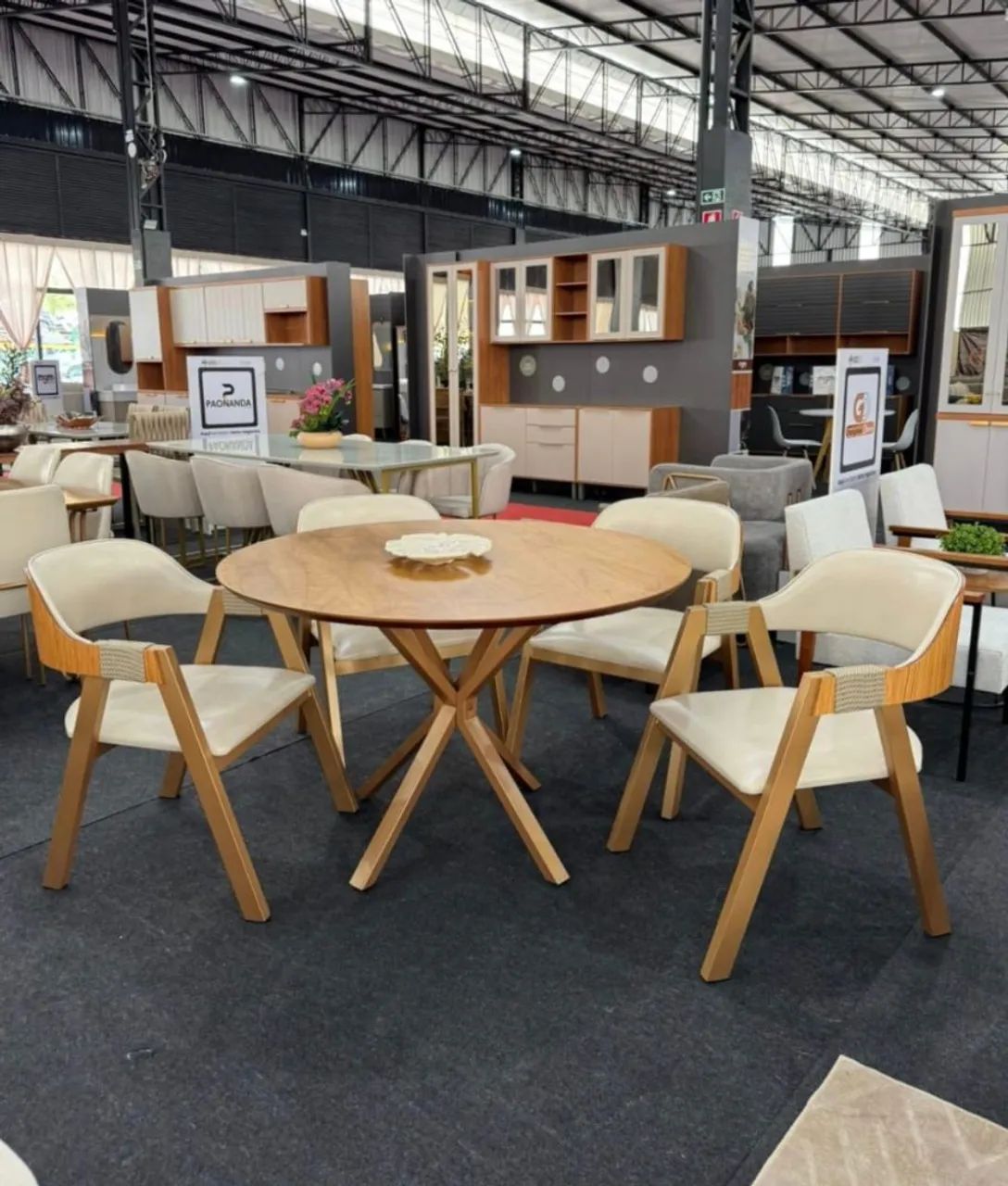 Mesa de Jantar Redonda 135x135cm Com 4 Cadeiras Poltrona - Foto 2