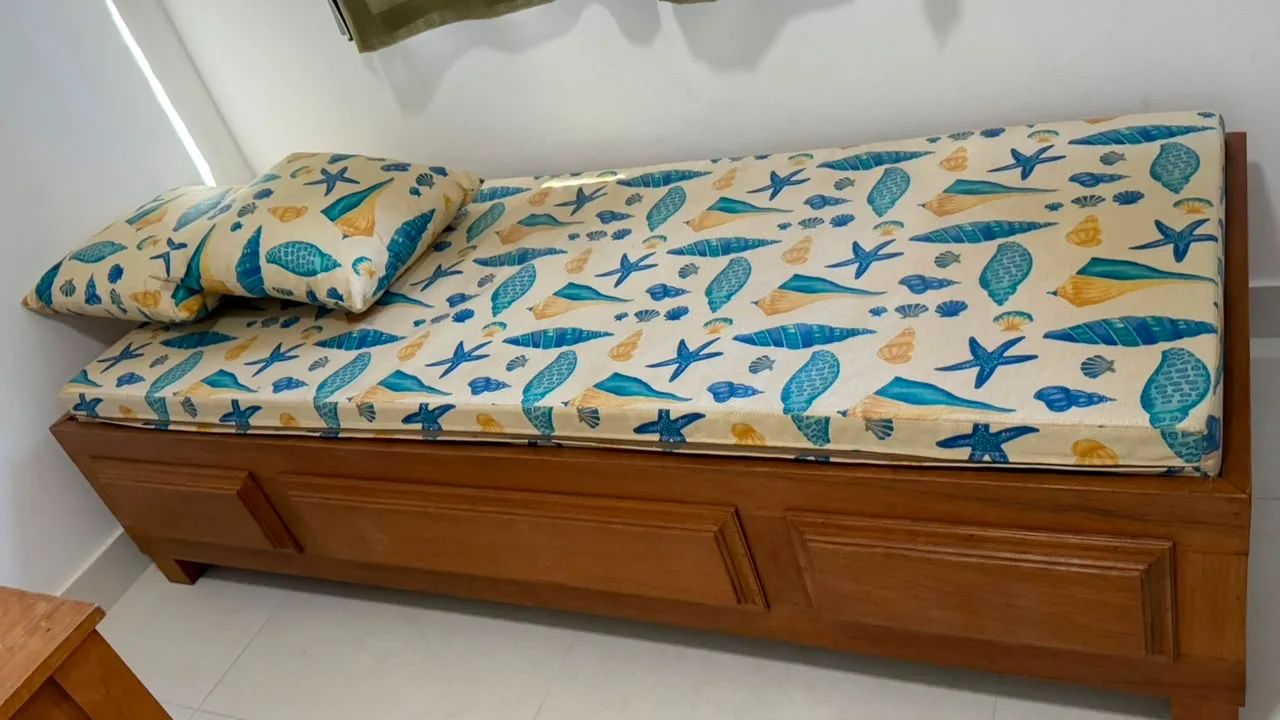 Conjunto camas solteiro madeira maciça + mesa - Foto 3