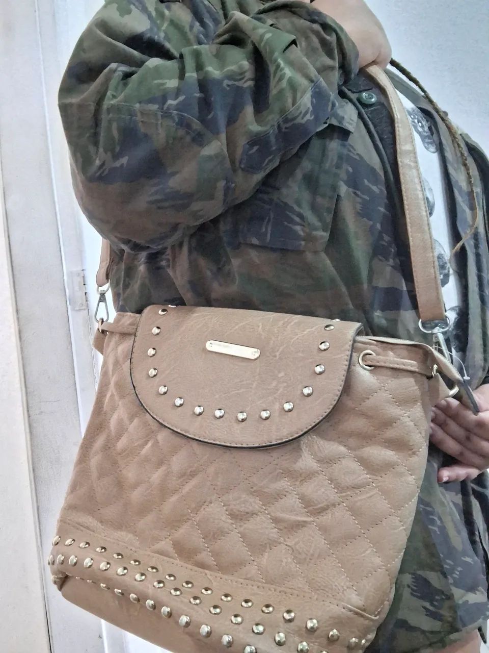 Mochila vira bolsa bege com spikes medio - Foto 5