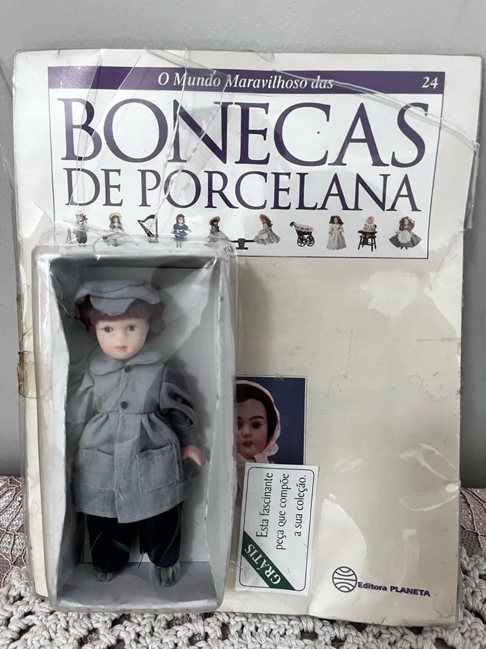 Boneca de porcelana antiga com revista  - Foto 3