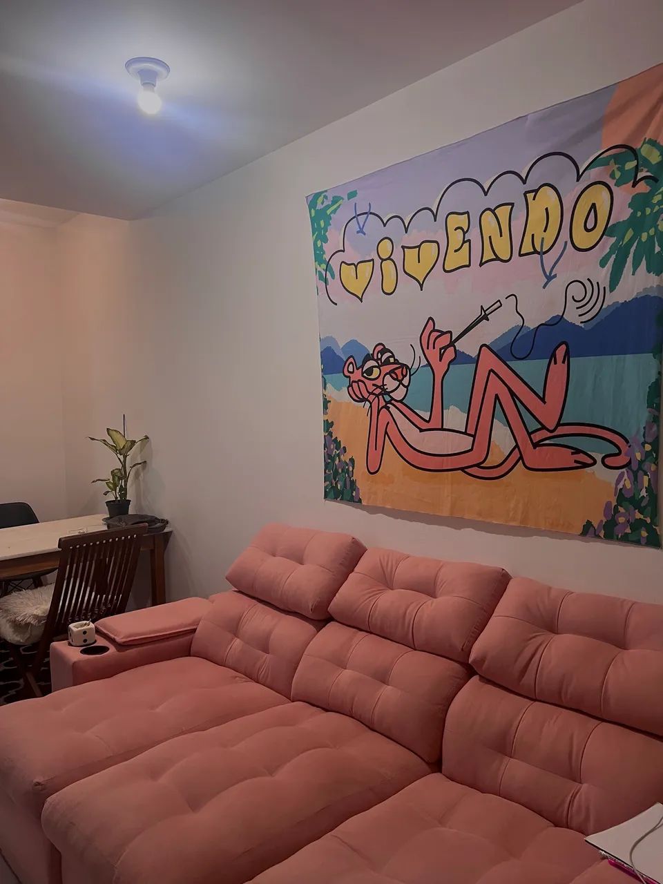 Sofá rosa 2,30m retrátil com carregador e porta copos
