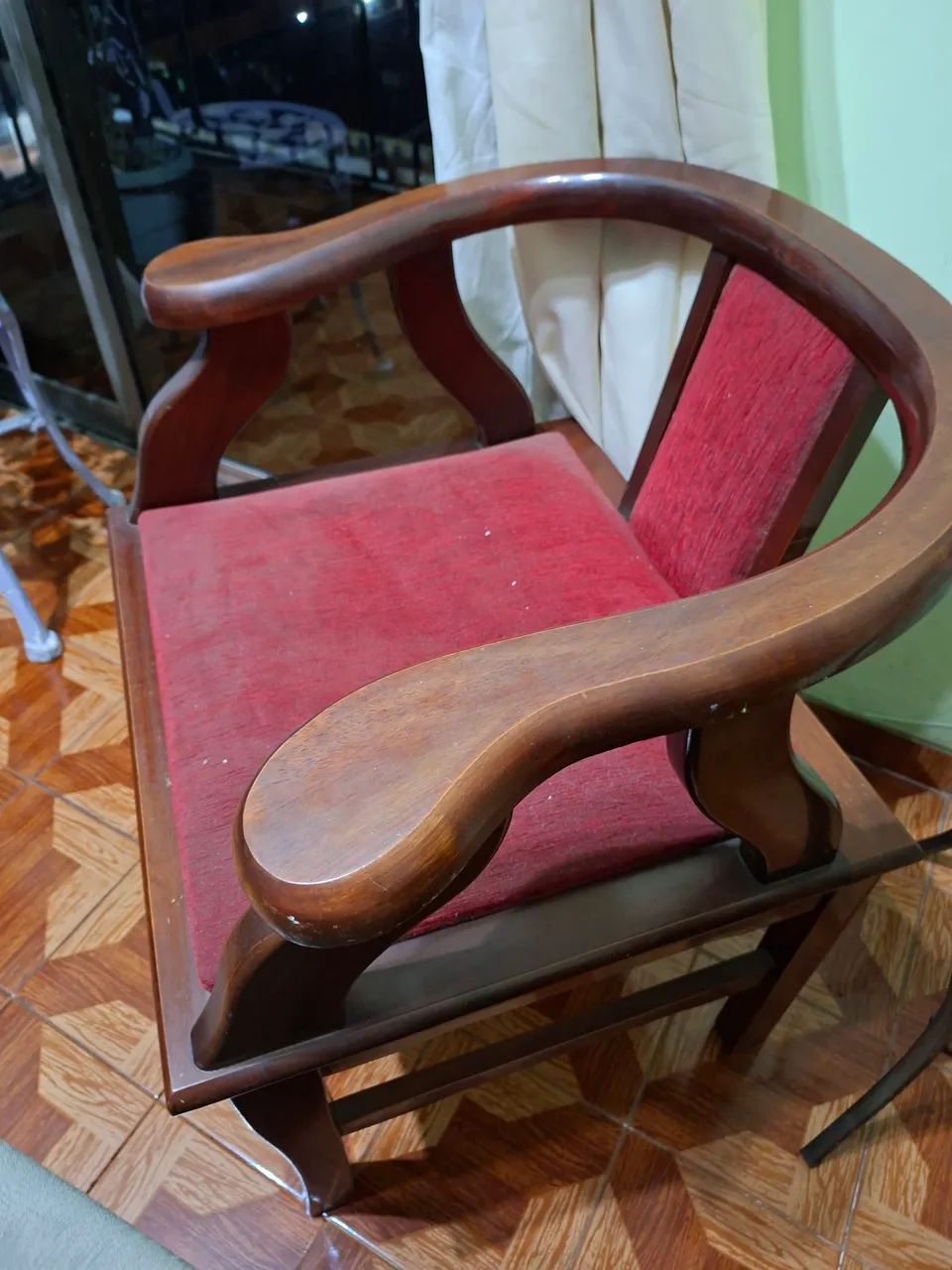 VENDO POLTRONA DE MADEIRA MACIÇA - Foto 4