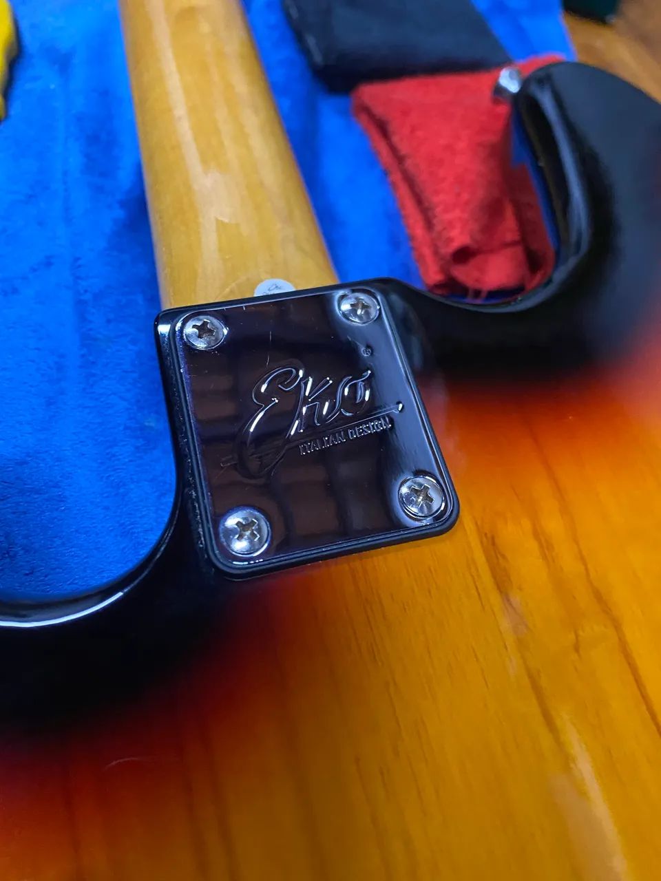 Contra Baixo EKO Guitars  - Foto 4