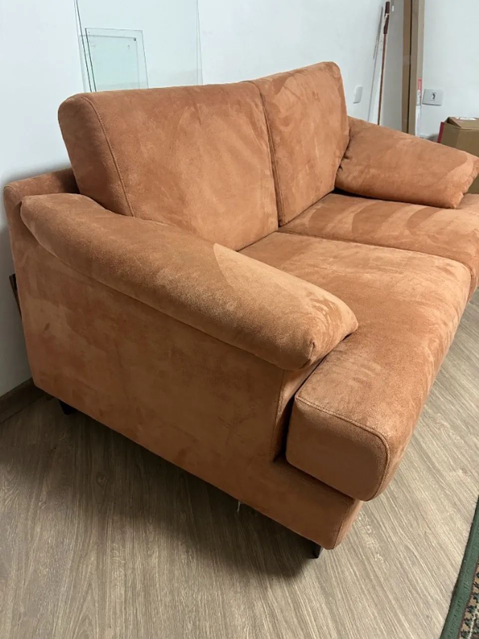 Lindo sofá seminovo de 2 lugares em tecido suede. - Foto 2
