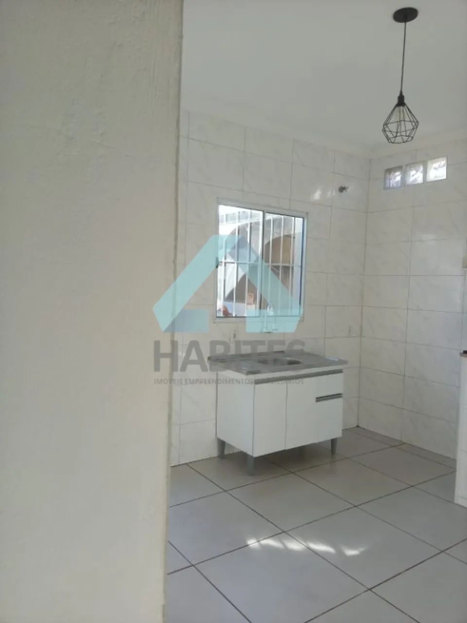 CASA COM 1 DORMITÓRIO, ÁREA COM CHURRASQUEIRA, 2 VAGAS DESCOBERTAS.