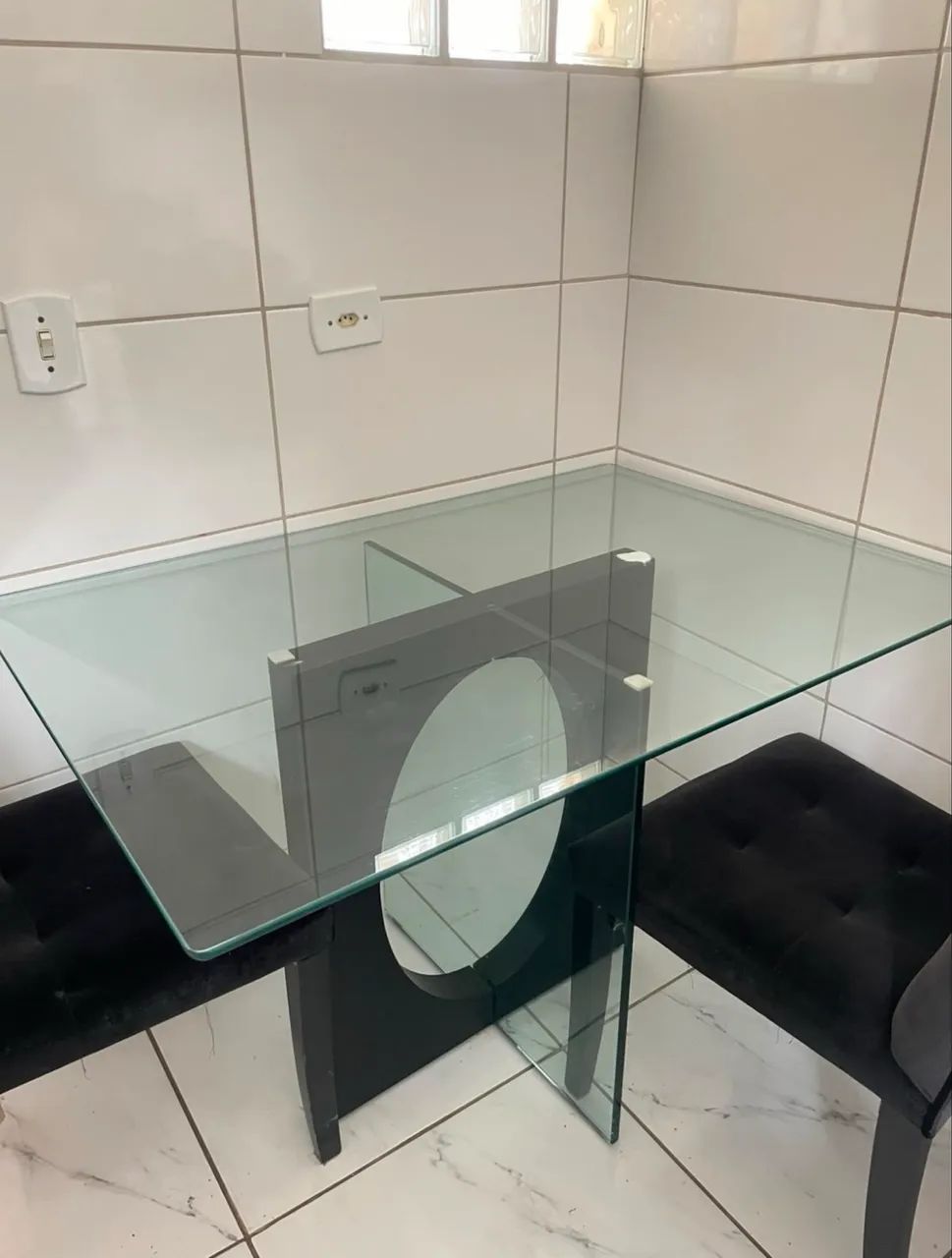 Mesa vidro temperado com 4 cadeiras estofadas