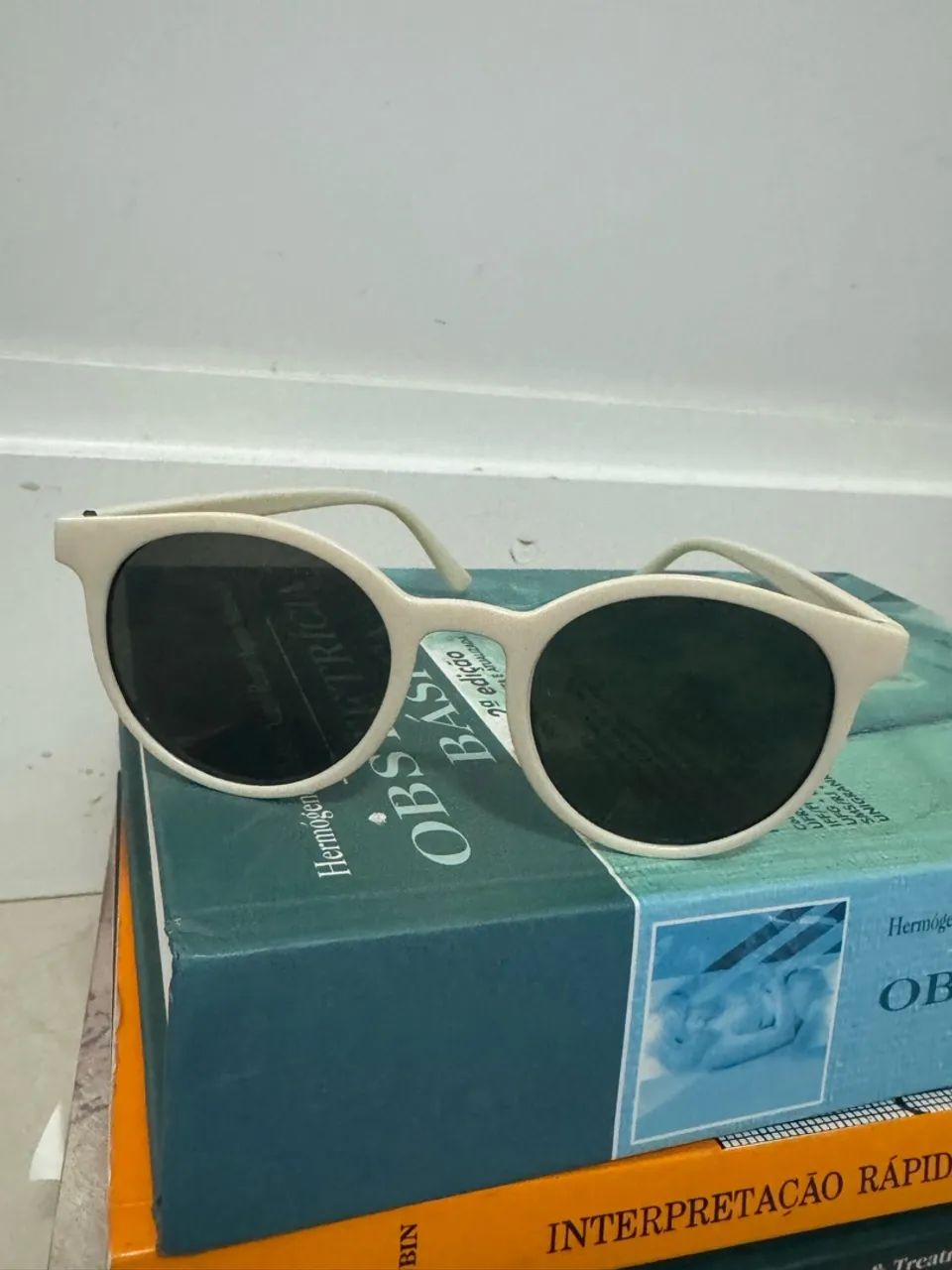 DOAÇÃO: Óculos de sol branco - Foto 3