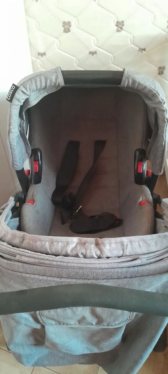 Carrinho de bebê com bebê conforto semi novo - Foto 3
