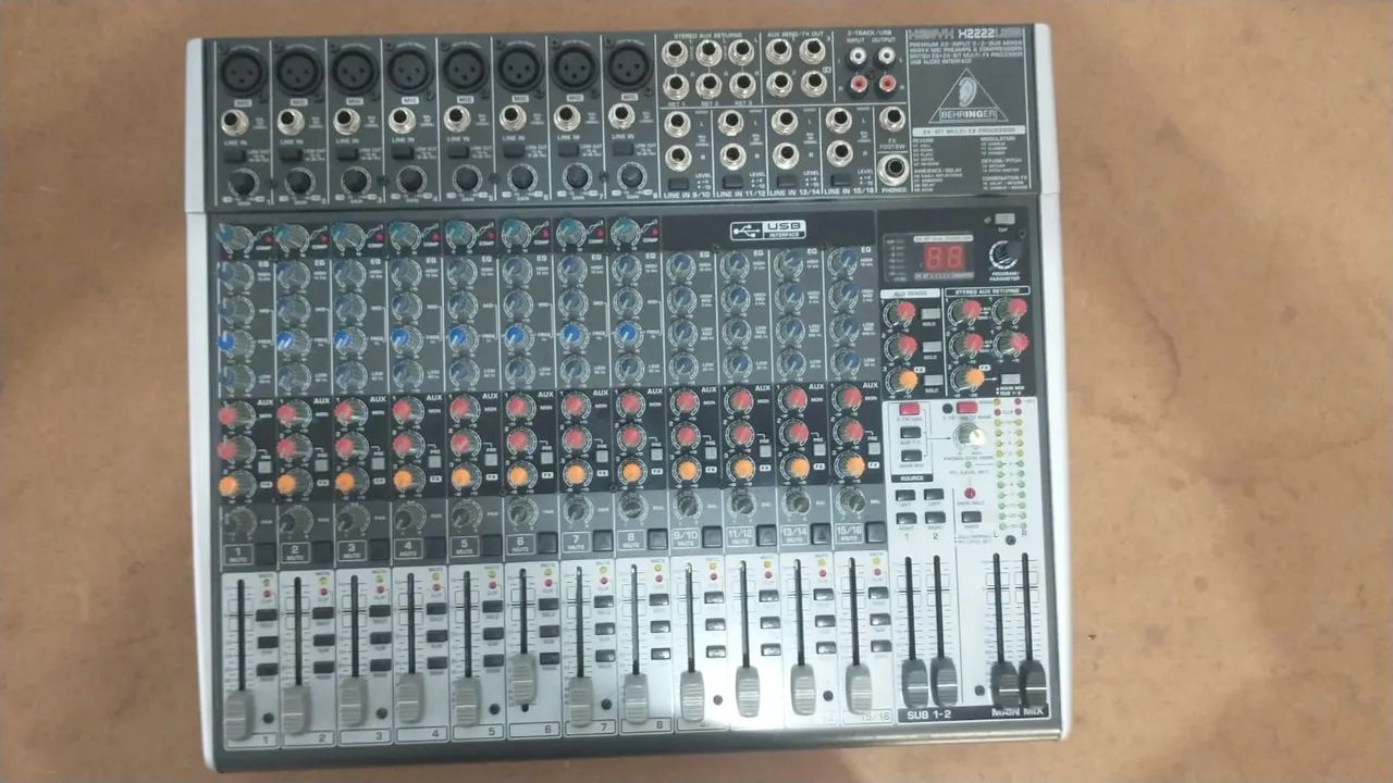 Mesa de Áudio Behringer XENYX X2222 USB - Foto 4