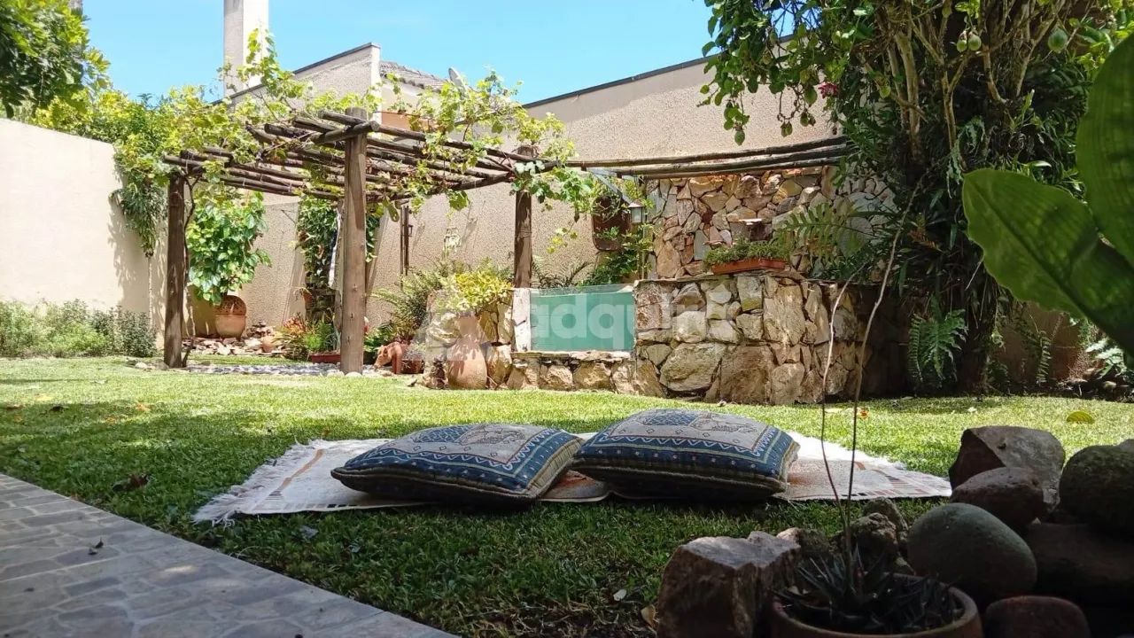 Casa térrea com amplo quintal e espaço de lazer - Foto 3