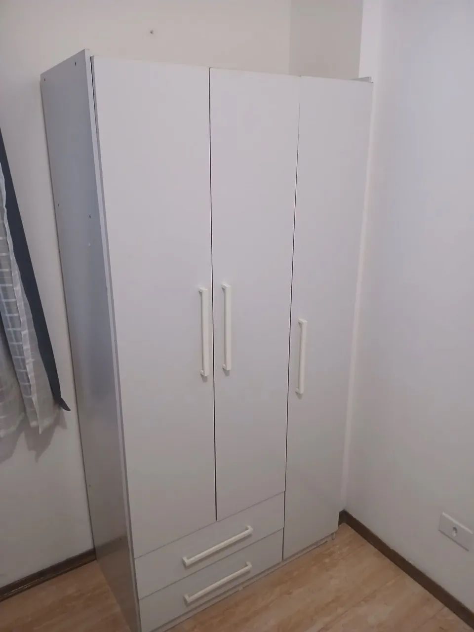 Guarda-Roupa Solteiro 4 Portas e 2 Gavetas Branco 