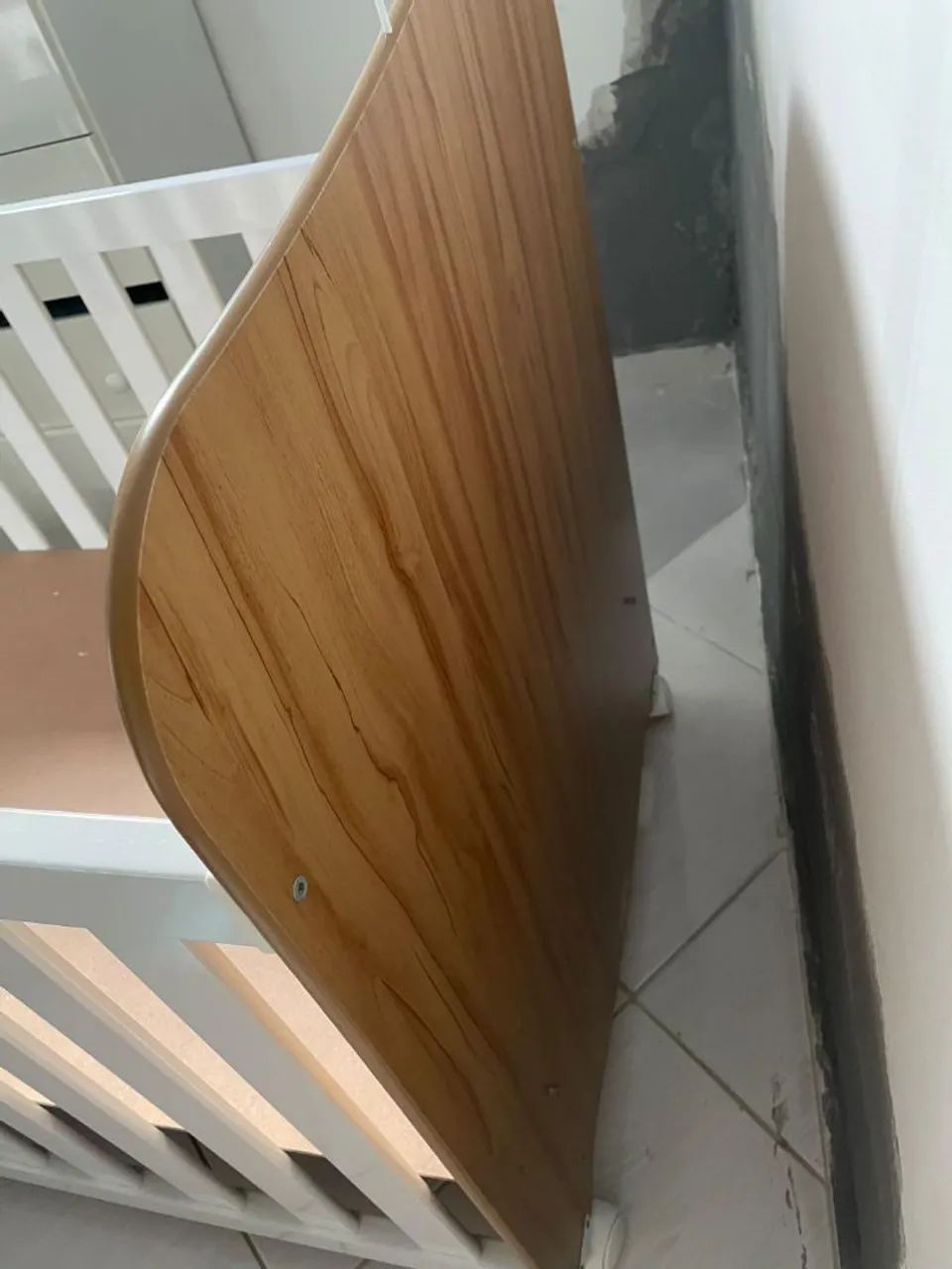 BERÇO AMADEIRADO E BRANCO (PRATICAMENTE NOVO) - Foto 3