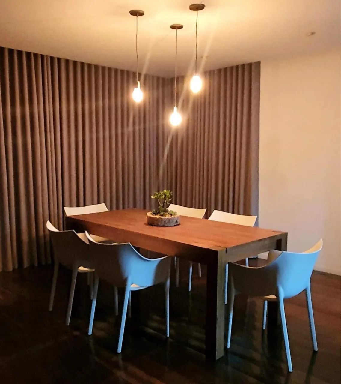 Mesa de jantar com cadeiras assinadas