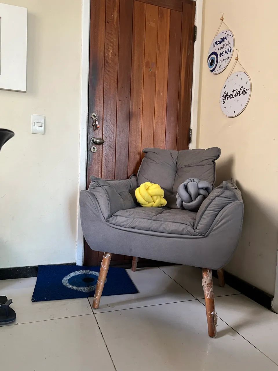Poltrona NOVA ! Leroy ! pés de  madeira ! maciça ! linda cinza ! serve amamentar ?  - Foto 2