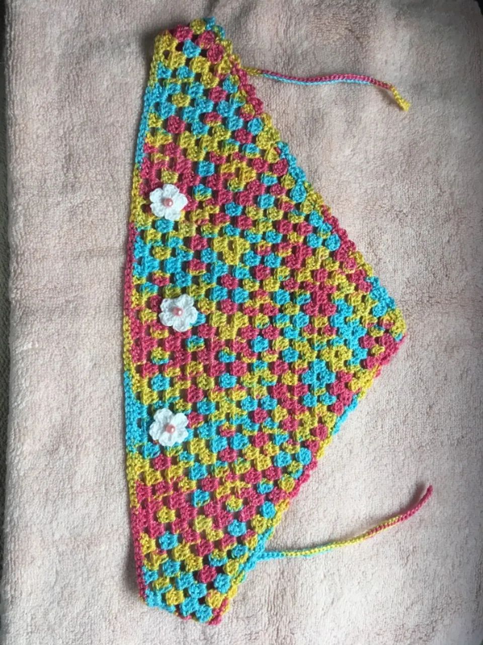 Bandana / Lenço de Crochê Colorido com Flores Brancas - Foto 2
