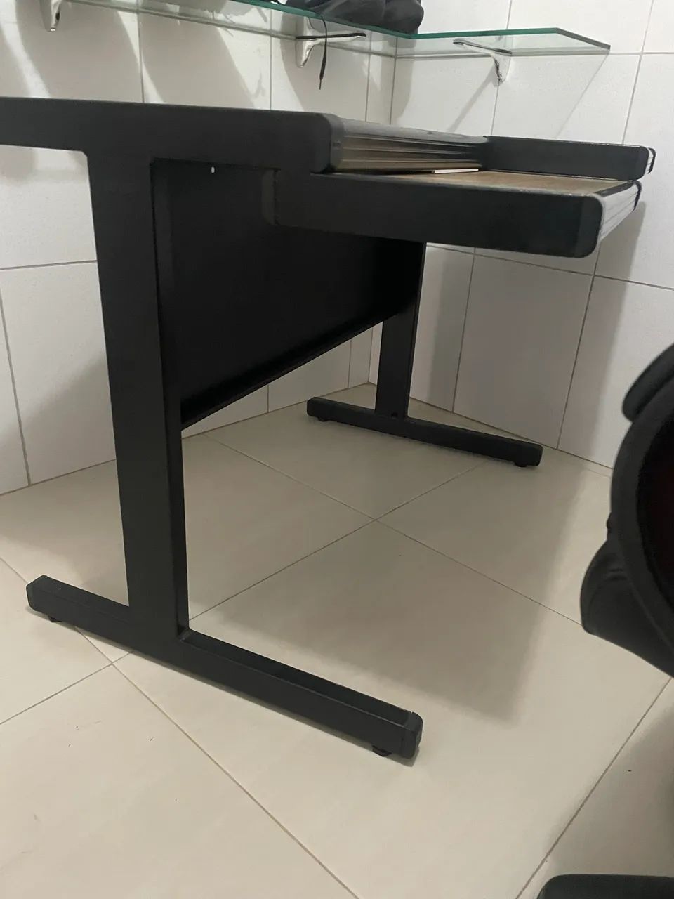 Mesa de Escritório com Design Moderno - R$300 - Foto 4