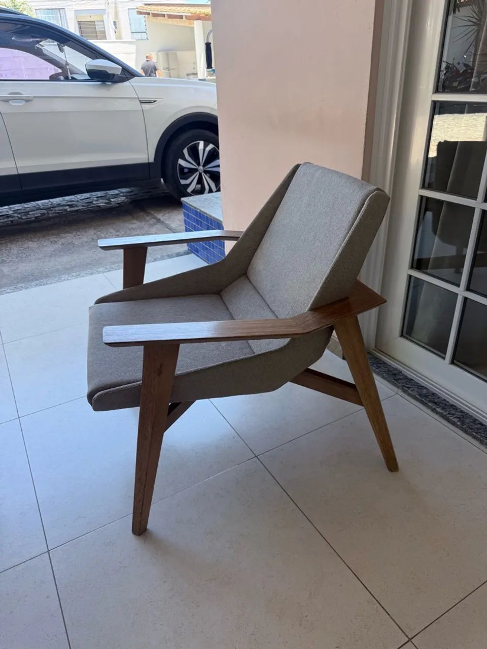 Vendo cadeiras em madeiras com estofado em tecido  - Foto 2