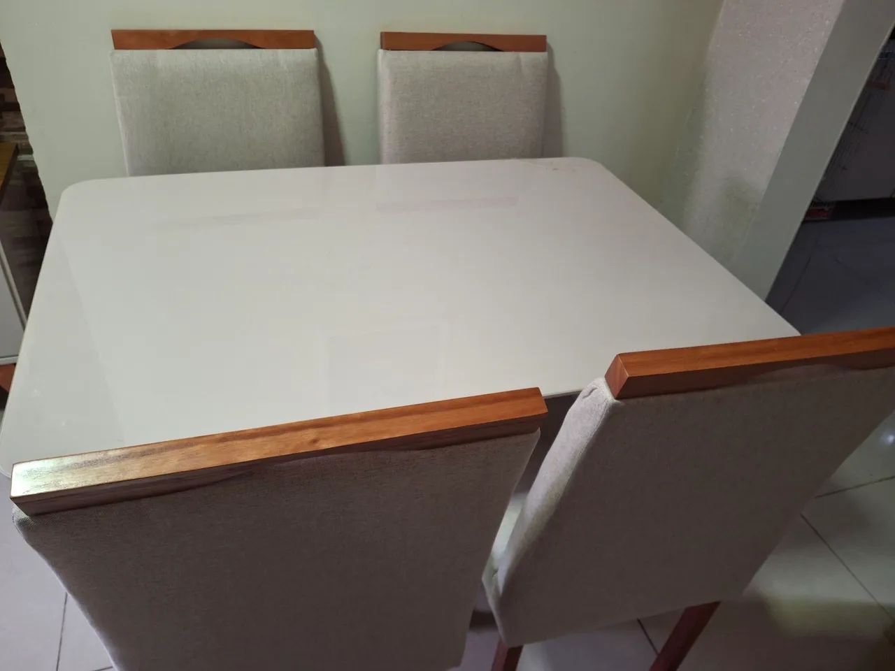 Mesa retangular de madeira 4 cadeiras  - Foto 2