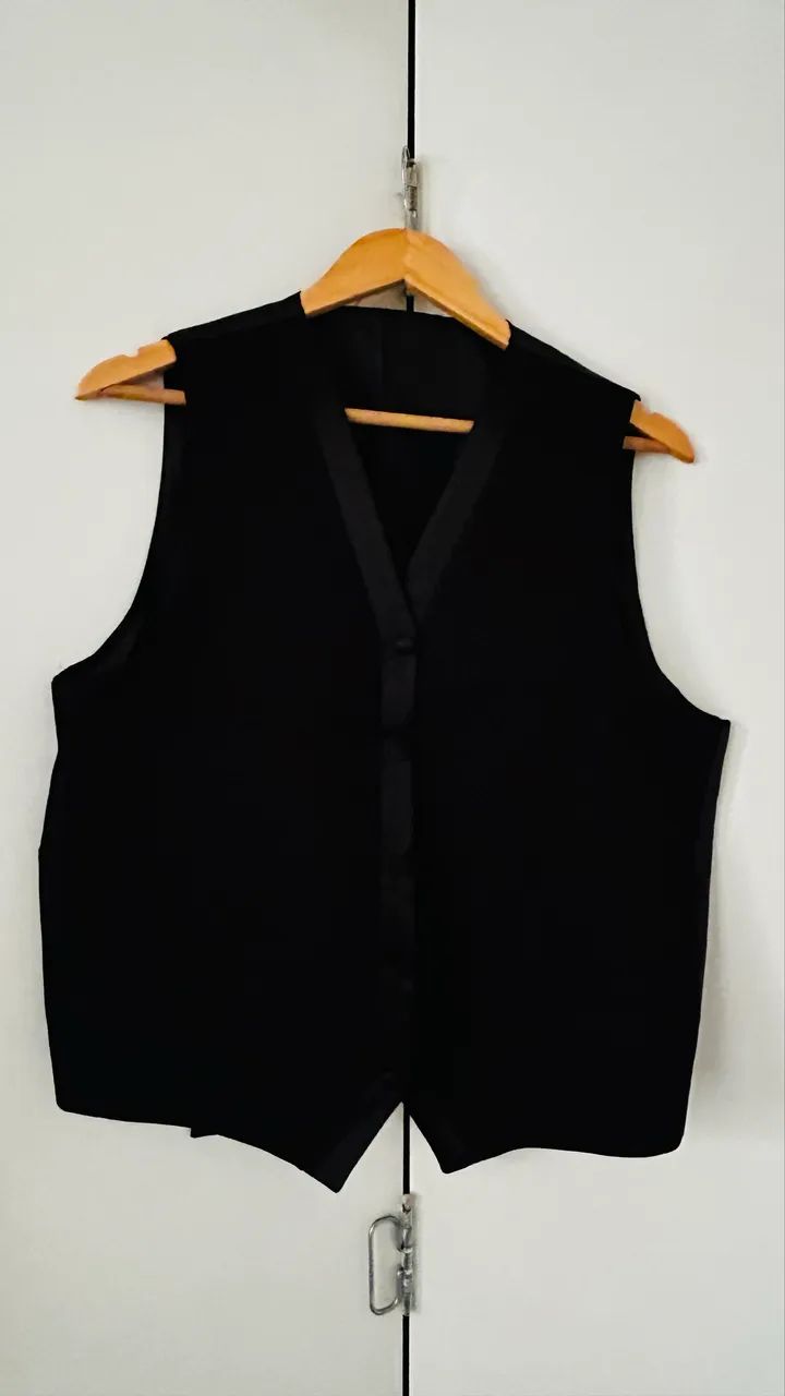 Traje elegante preto com detalhes em cetim - Foto 2