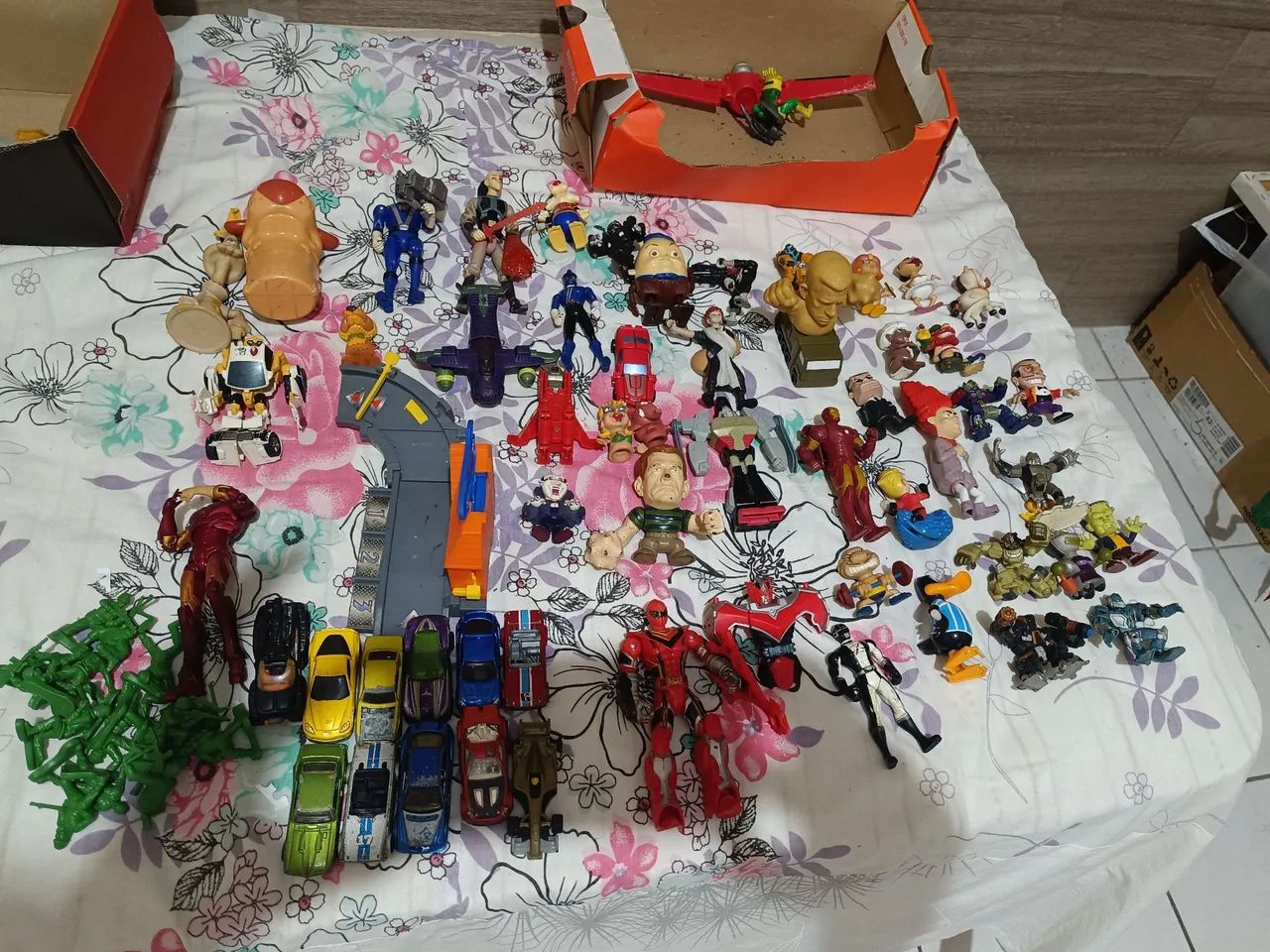 Lote de Carrinhos e bonecos 