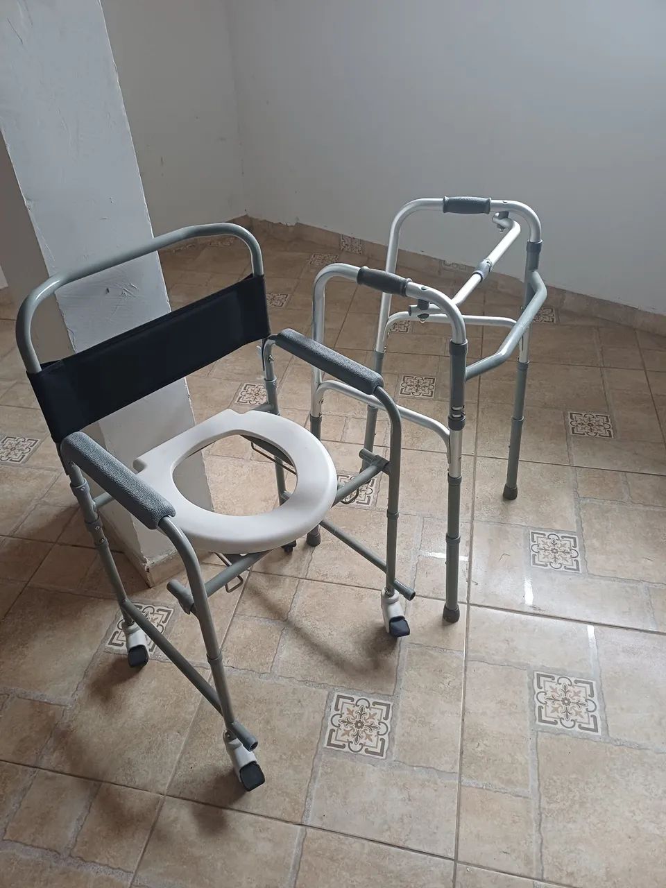 Cadeira de banho e andador 