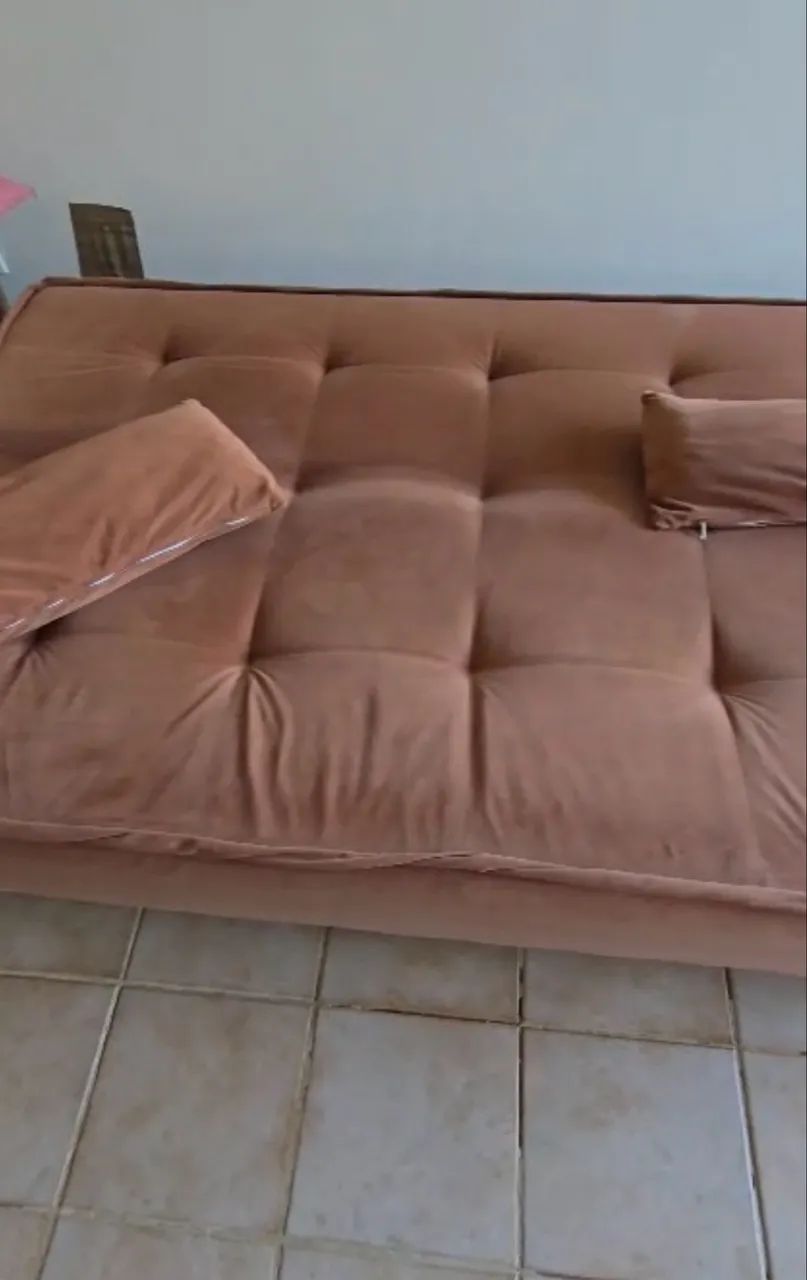 Sofá-cama retrátil 3 lugares em suede - Usado - Foto 3